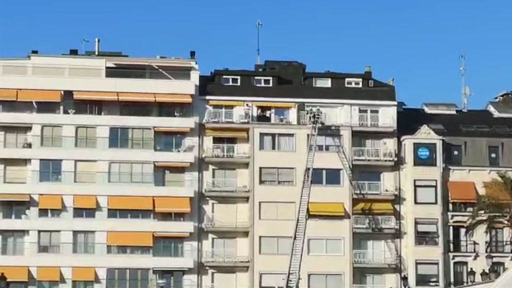 Susto en San Sebastián tras desprenderse una barandilla de un séptimo piso
