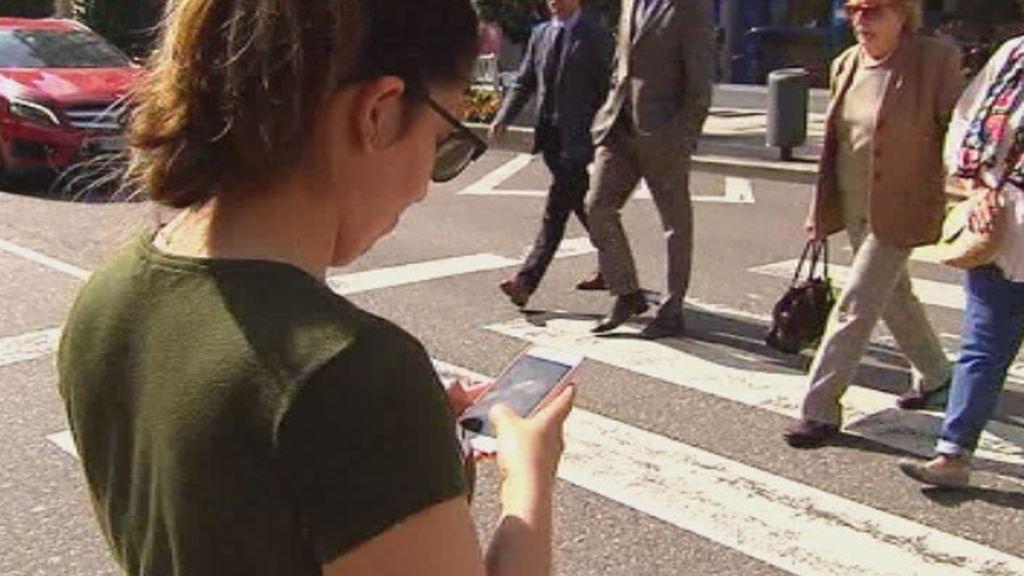 El móvil también es un peligro para lo peatones