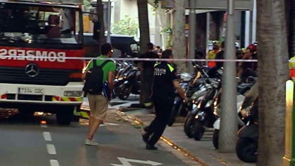 “He visto por el patio interior todo el piso en llamas”: Una mujer herida grave en la explosión de una vivienda en Barcelona