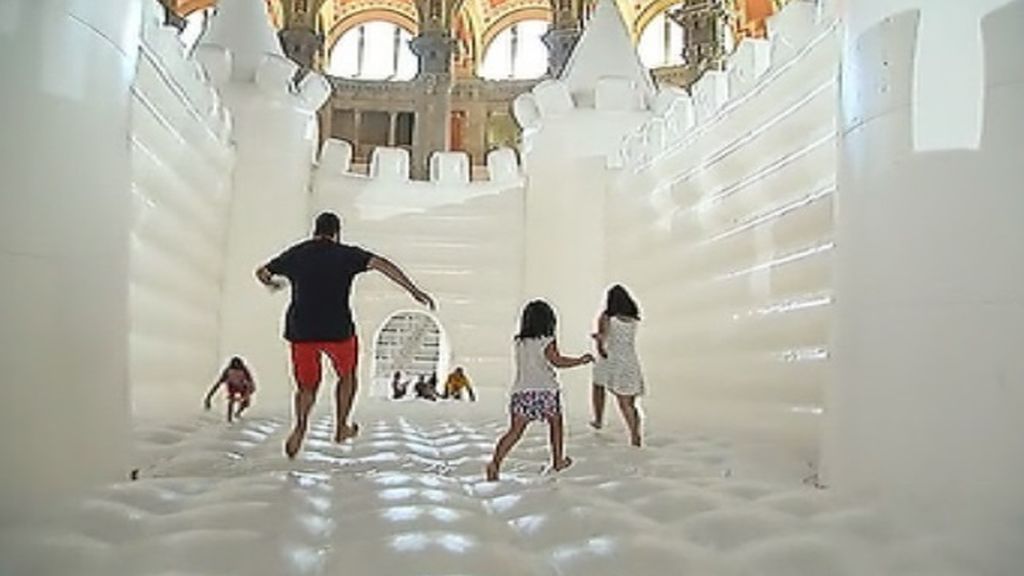 Un enorme castillo hinchable invade el Museo Nacional de Arte de Cataluña