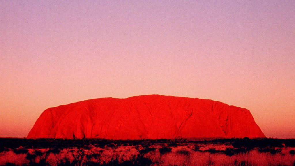 El monte Uluru con su característico color rojo cuando refleja el sol del atardecer