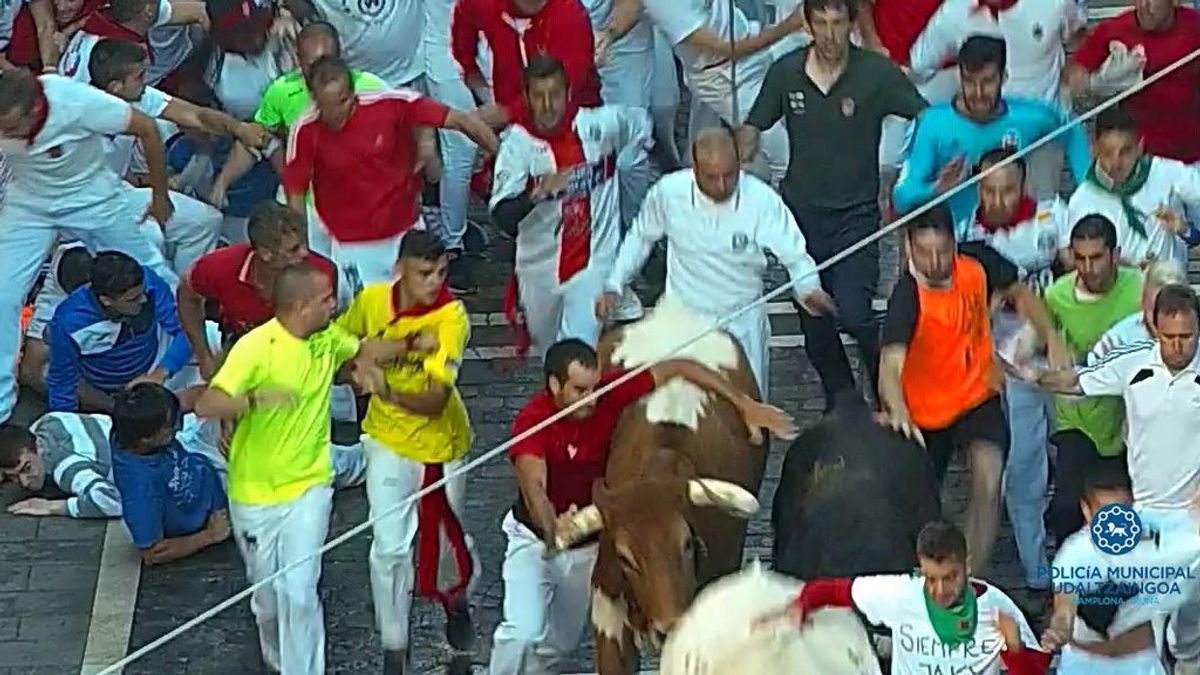Encierro de los Sanfermines: multan con 4.000 euros a un corredor 'reincidente' por agarrarse a los toros