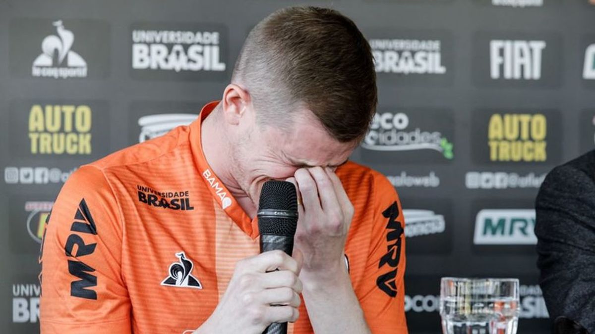 Un futbolista brasileño rompe a llorar en rueda de prensa al anunciar que deja el fútbol por un problema cardiaco