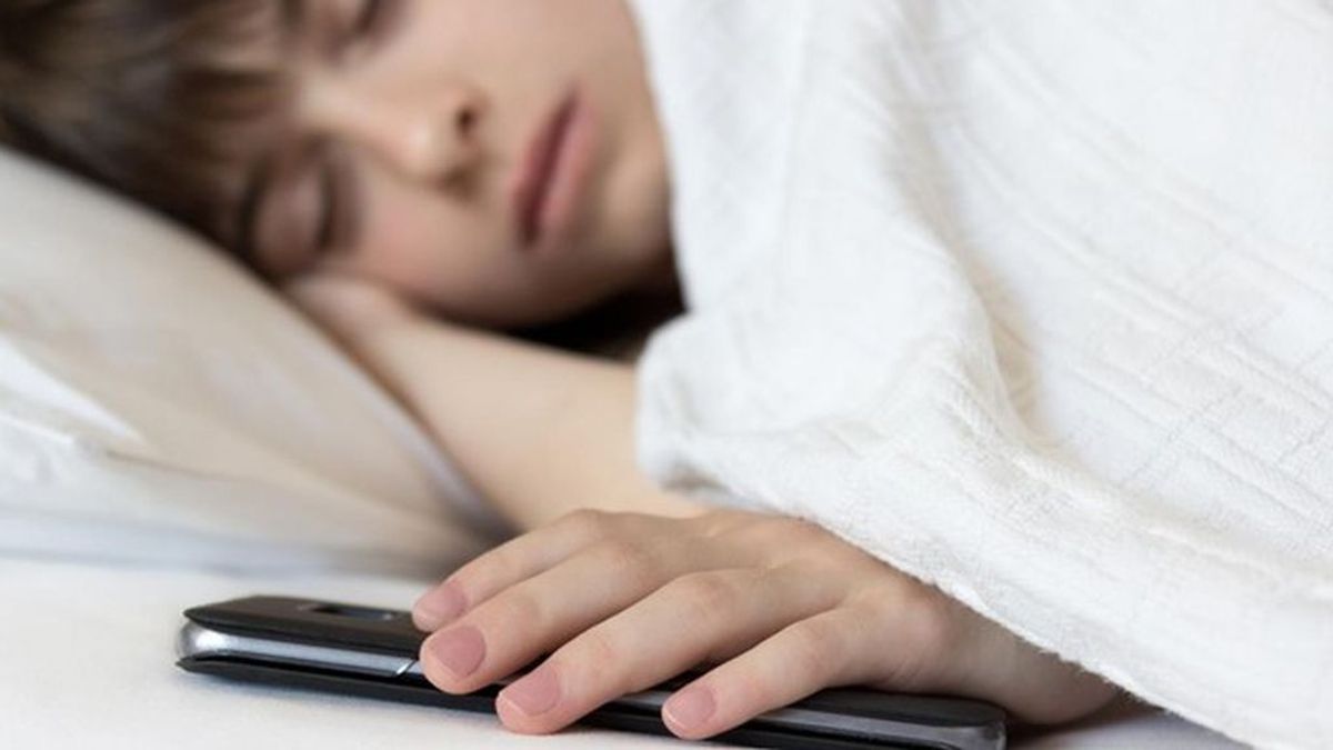 Esta es otra de las razones por las que no deberías usar el móvil antes de dormir