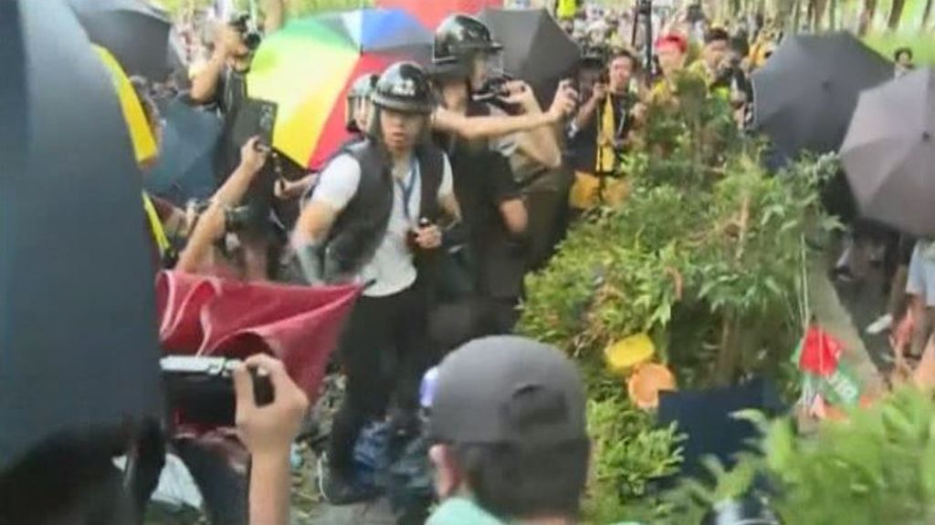 Manifestantes y policía se enfrentan en Hong Kong