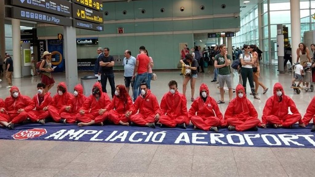 Una veintena de activistas se concentran en el Aeropuerto de Barcelona para pedir que no se amplíe
