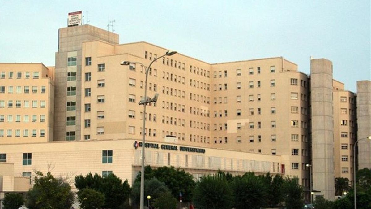 Detenido un hombre por agredir a puñetazos a un celador que le recriminó que fumara dentro de un hospital de Alicante
