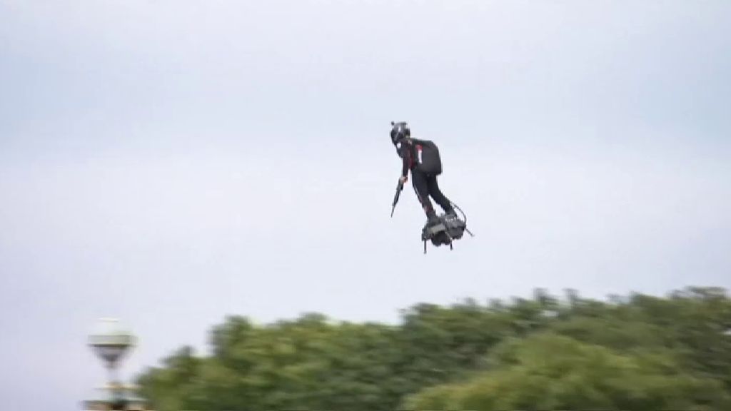 El soldado volador, la principal atracción del 14 de julio en los Campos Elíseos