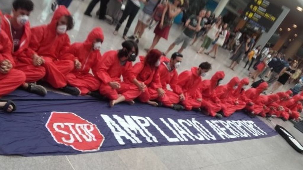 Una veintena de activistas se concentran en el Aeropuerto de Barcelona para protestar por la ampliación del mismo