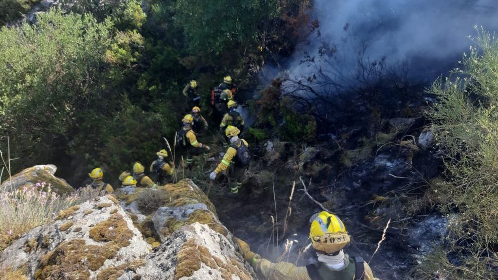 El viento y las altas temperaturas complican la extinción del incendio forestal de Sotillo de la Adrada