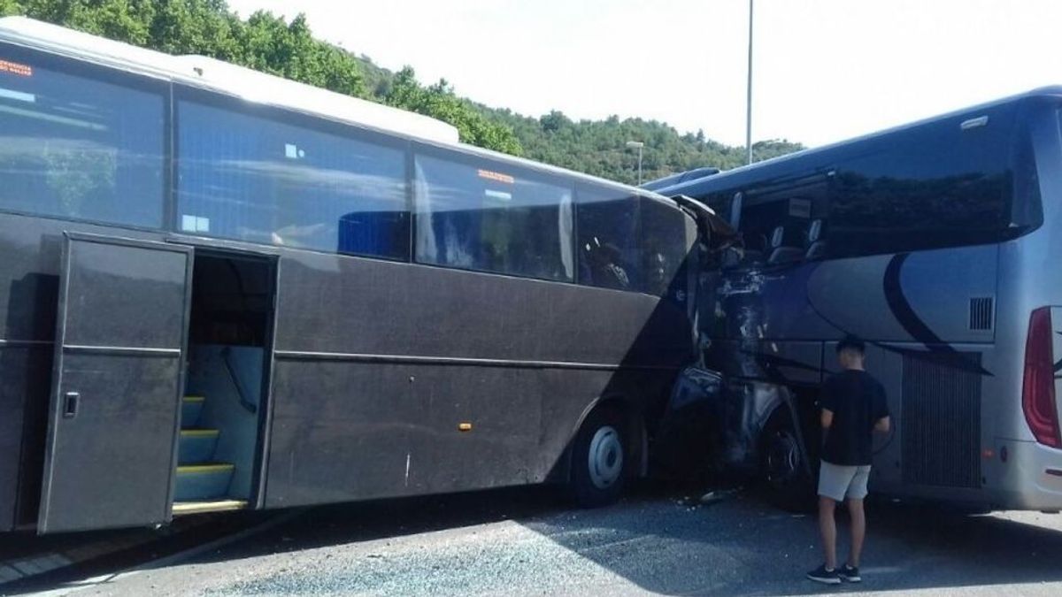 El choque lateral entre dos autocares causa 14 heridos leves en Ponts (Lleida)