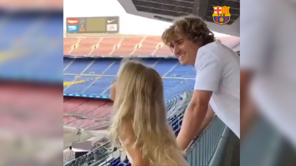 Griezmann y su hija alucinan con el eco de un Camp Nou vacío gritando "Barça" desde el palco