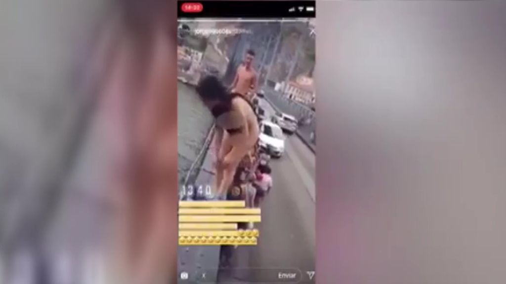 Se hace viral el vídeo de una mujer que se desnuda y salta desde el puente de Oporto imagen