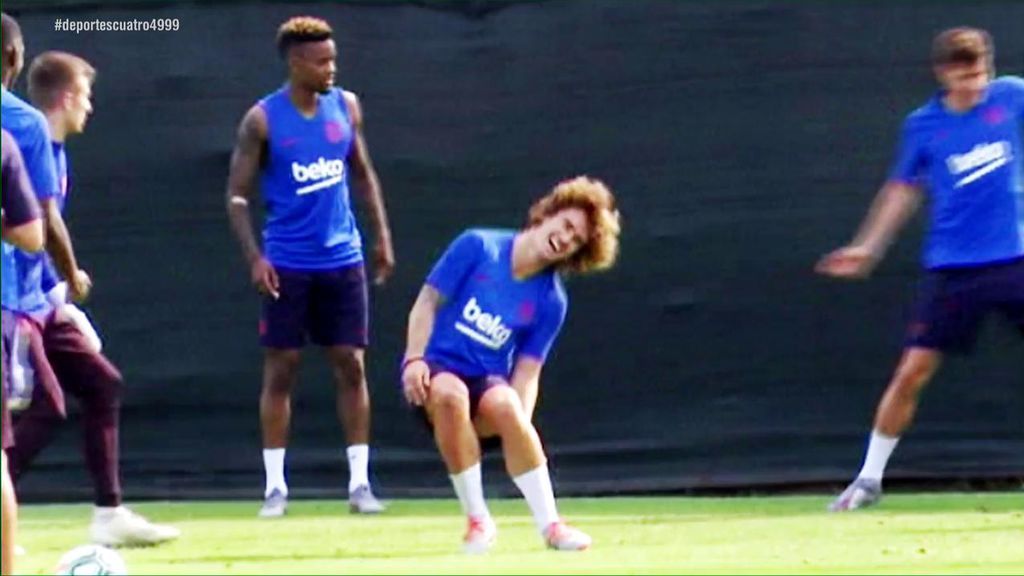 El primer día de Griezmann en el Barça: pasillo de collejas, dos caños y risas con sus nuevos compañeros