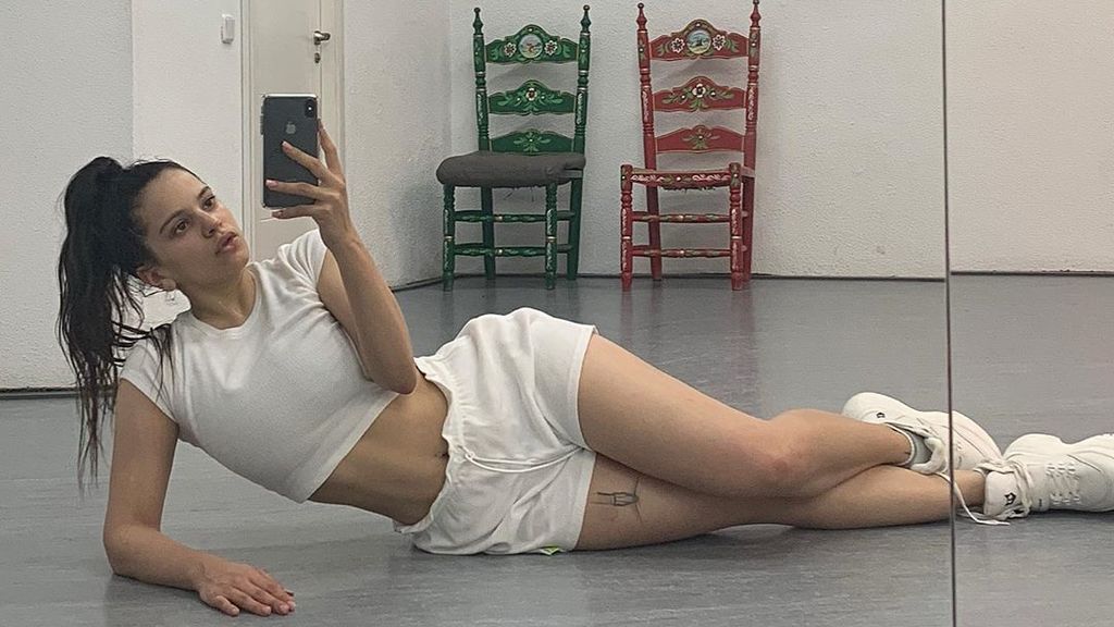 El tatuaje de Rosalía ya tiene explicación: es una liga y nos flipa el significado