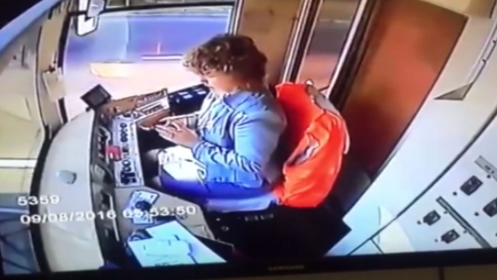 Un tren descarrila mientras su conductora escribe con el móvil