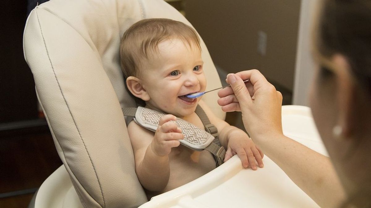 La OMS alerta del alto contenido de azúcar que tiene la comida para bebés menores de seis meses