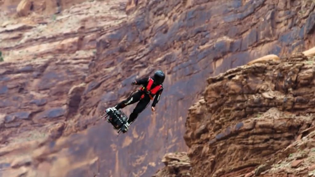 Franky Zapata, el primer hombre capaz de volar deja boquiabiertos a todos