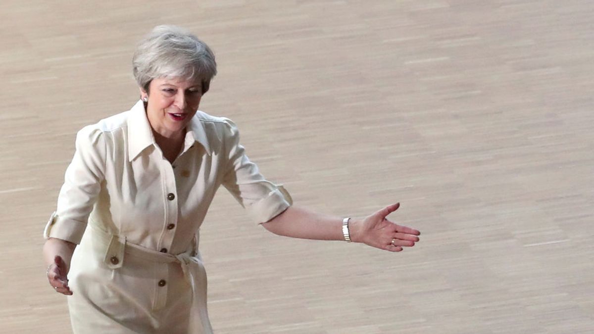 Theresa May vuelve a ser la reina del baile al ritmo de ABBA