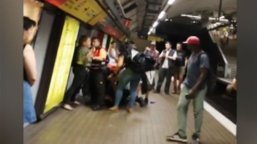 Pelean entre un clan de carteristas y la seguridad del metro de Barcelona
