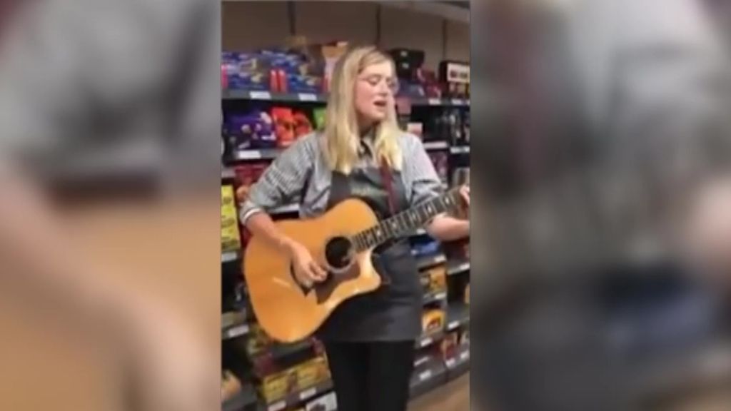 Una joven trabajadora de un supermercado de Londres, podría cumplir su sueño de ser cantante
