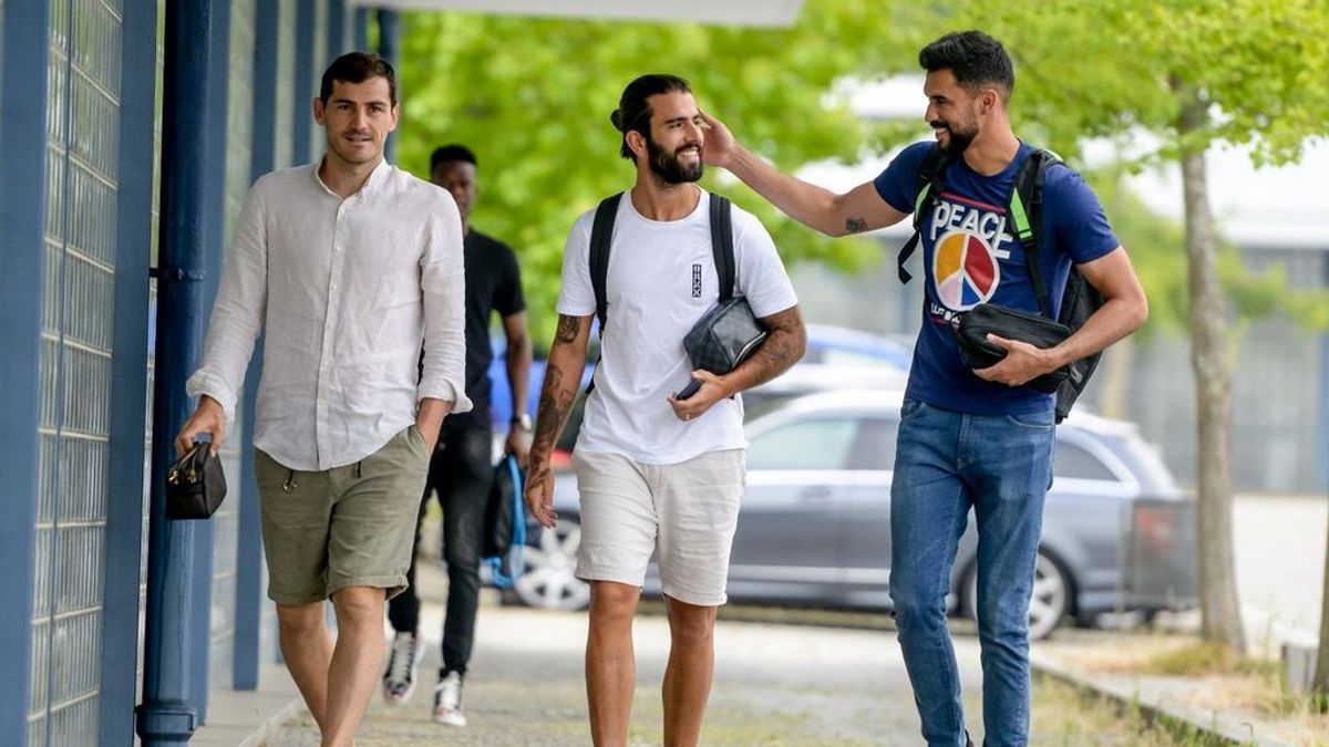 Iker Casillas deja el fútbol en activo para terminar de recuperarse de su infarto Iker Casillas deja el fútbol en activo para terminar de recuperarse de su infarto