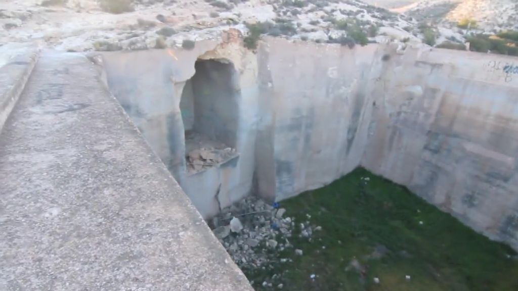 Muere una joven al caer a una balsa vacía en Almería