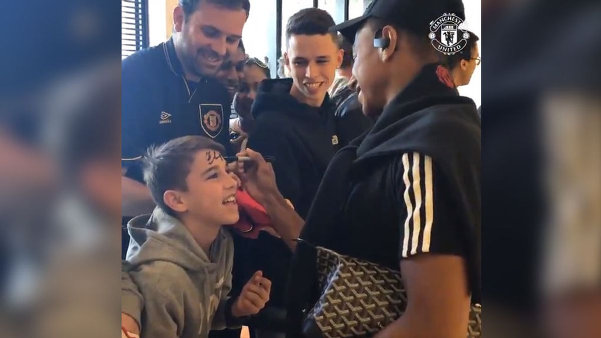 Un niño aficionado del Manchester United le pide a Lingard un autógrafo en la frente Un niño aficionado del Manchester United le pide a Lingard un autógrafo en la frente