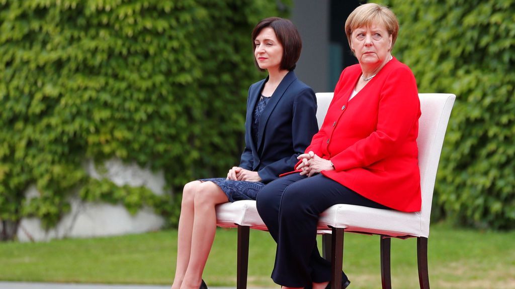 Merkel vuelve a recibir sentada a otro líder tras los episodios de temblores Merkel vuelve a recibir sentada a otro líder tras los episodios de temblores