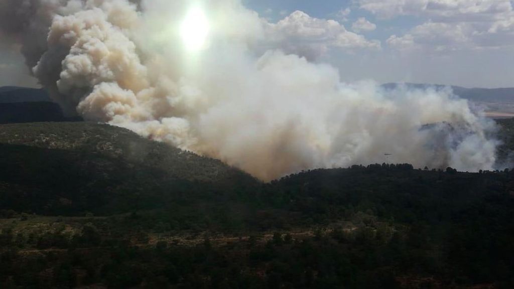 El incendio de Beneixama, en Alicante quema casi 900 hectáreas y obliga a desalojar a más de 80 vecinos
