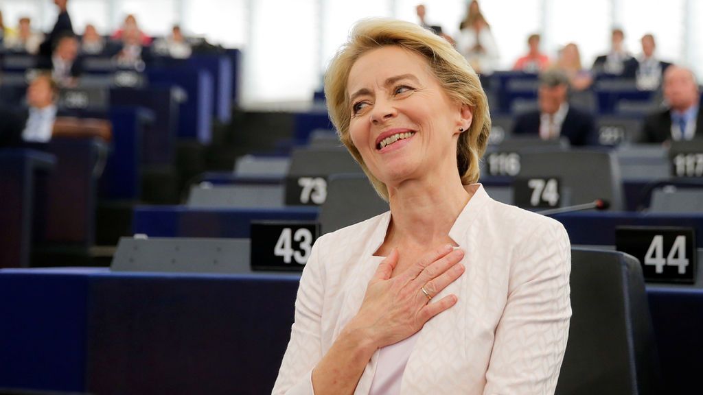 Von der Leyen convence a la Eurocámara: será la primera mujer en presidir la Comisión Europea Von der Leyen convence a la Eurocámara: será la primera mujer en presidir la Comisión Europea