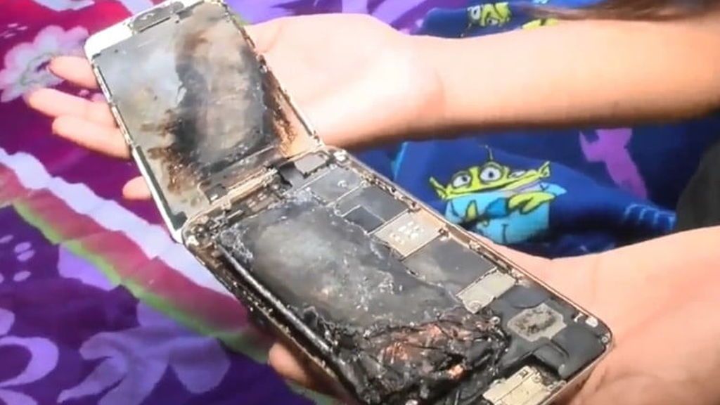 El teléfono móvil de una niña de 11 años se quema mientras estaba jugando con él El teléfono móvil de una niña de 11 años se quema mientras estaba jugando con él