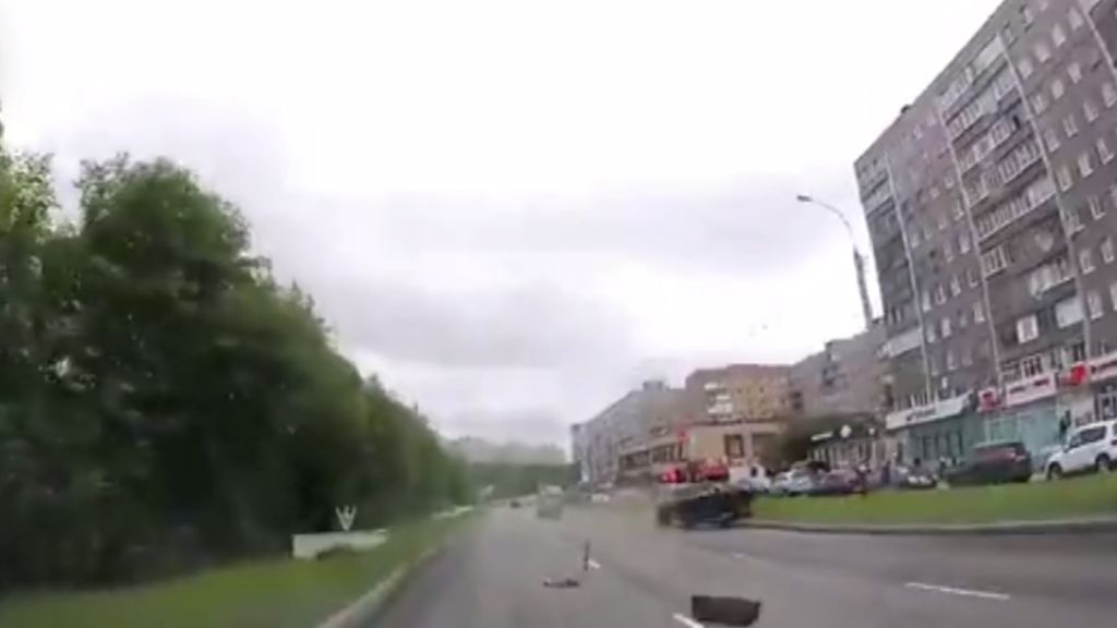 Impactante accidente de coche por una alcantarilla levantada en Rusia