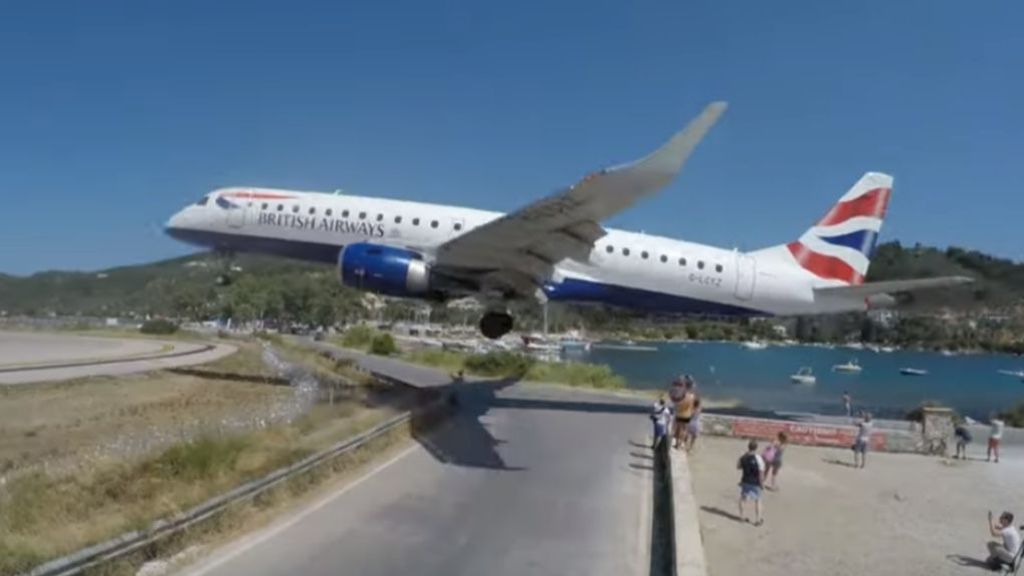Un vídeo muestra el aterrizaje de un avión a pocos metros de los turistas