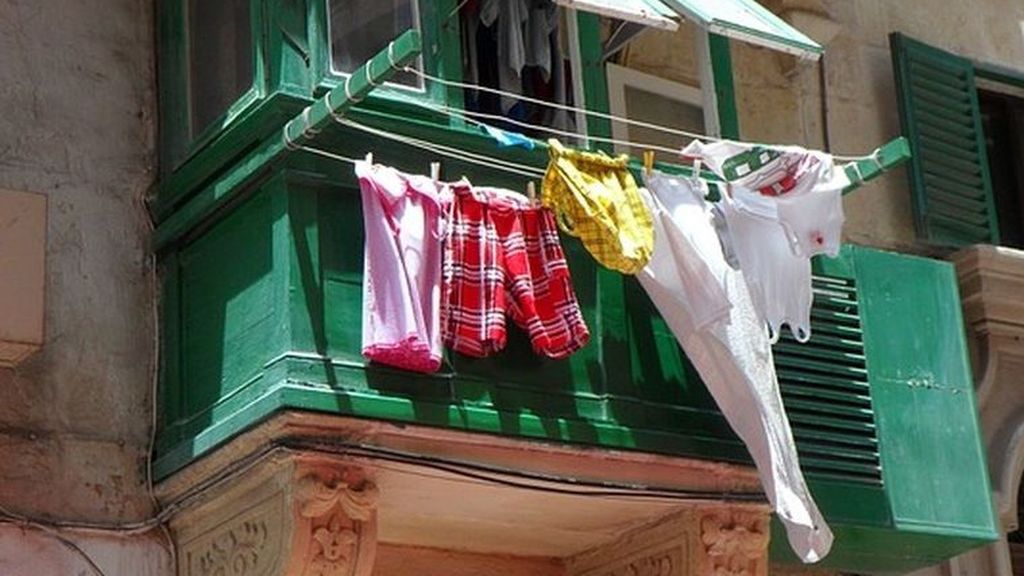 La ropa tendida frente a la Catedral de Sevilla pone en pie de guerra a los vecinos