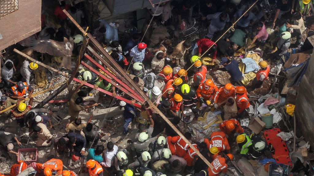 Muere una decena de personas al derrumbarse un edificio de cuatros plantas en la India