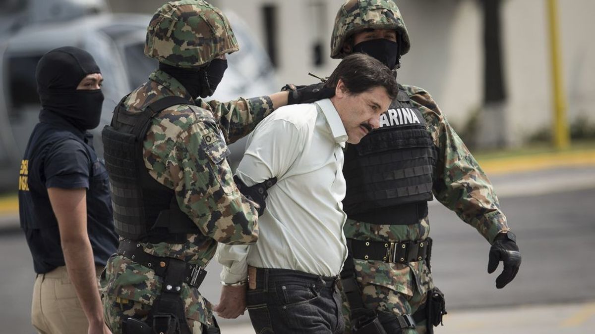 EuropaPress_1910277_February_22_2014_-__Mexico_City_D_F__Mexico_Joaquin_'El_Chapo'_Guzman_is_escorted_to_a_helicopter_in_handcuffs_by_Mexican_navy_marines_at_a_navy_hanger_Guzman_leader_of_Mexico's_Sinaloa_drug_
