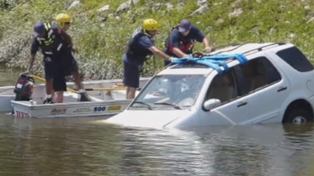 Una conductora confunde el acelerador con el freno al salir de un lavadero de coches en los Estados Unidos