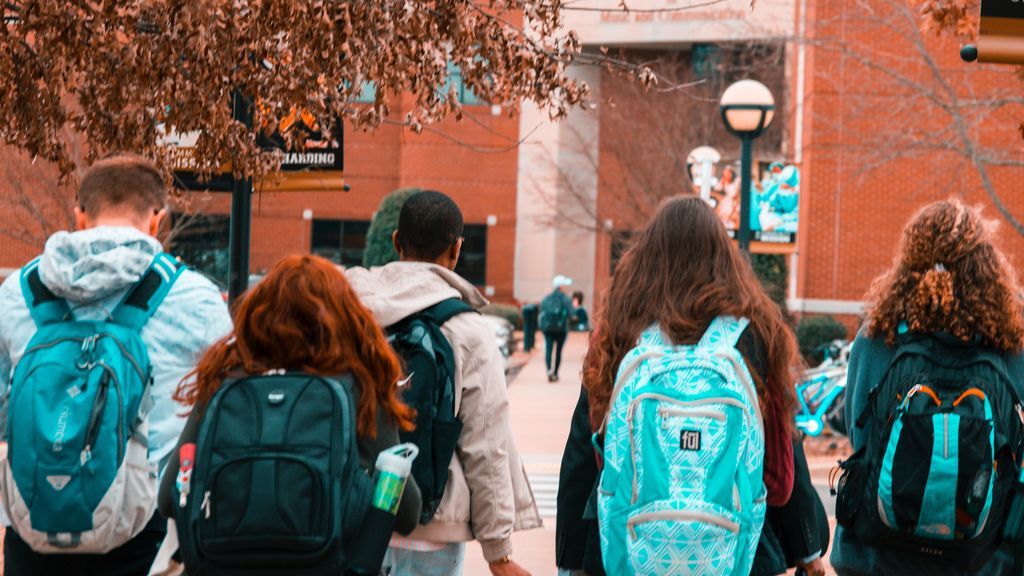 Las mujeres universitarias tienen mejor nota media, tardan menos en completar sus estudios y son más que los hombres Las mujeres universitarias tienen mejor nota media, tardan menos en completar sus estudios y son más que los hombres