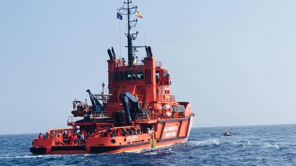 Rescatadas 219 personas y el cadáver de una mujer de tres pateras en el mar de Alborán Rescatadas 219 personas y el cadáver de una mujer de tres pateras en el mar de Alborán