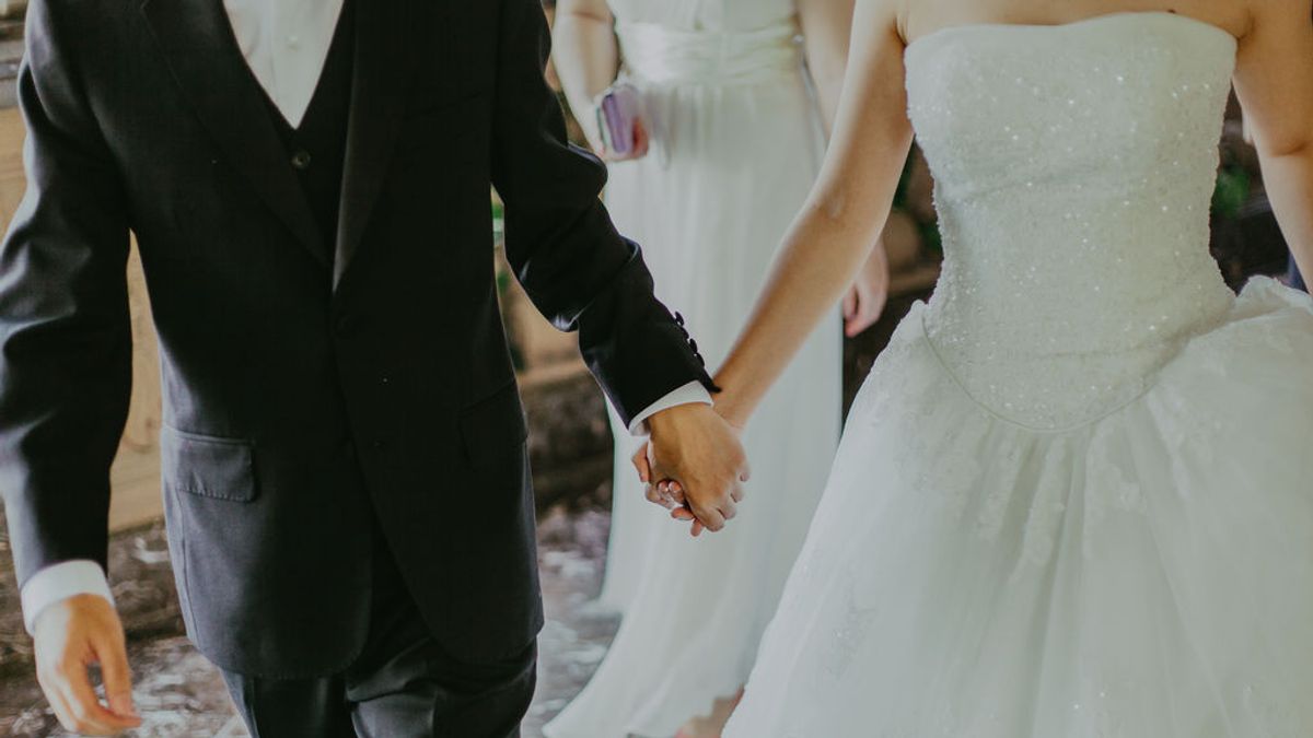 Decenas de novios se quedan sin traje a días de su boda por el cierre de la marca Fields Decenas de novios se quedan sin traje a días de su boda por el cierre de la marca Fields