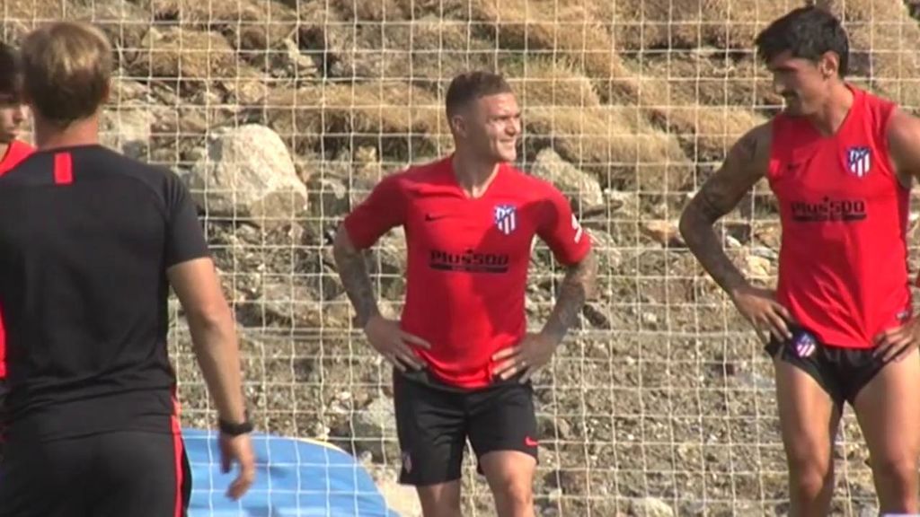 Pasillo de collejas, risas y mucho trabajo: el primer día de Trippier a las órdenes del Cholo