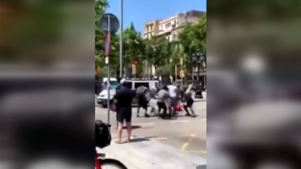 Un grupo de Manteros se enfrenta a la Guardia Urbana de Barcelona