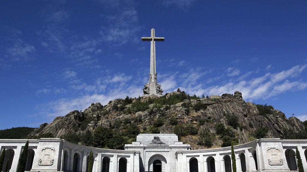 El Vaticano desautoriza al exnuncio que acusó al Gobierno de "resucitar a Franco" con la exhumación El Vaticano desautoriza al exnuncio que acusó al Gobierno de "resucitar a Franco" con la exhumación