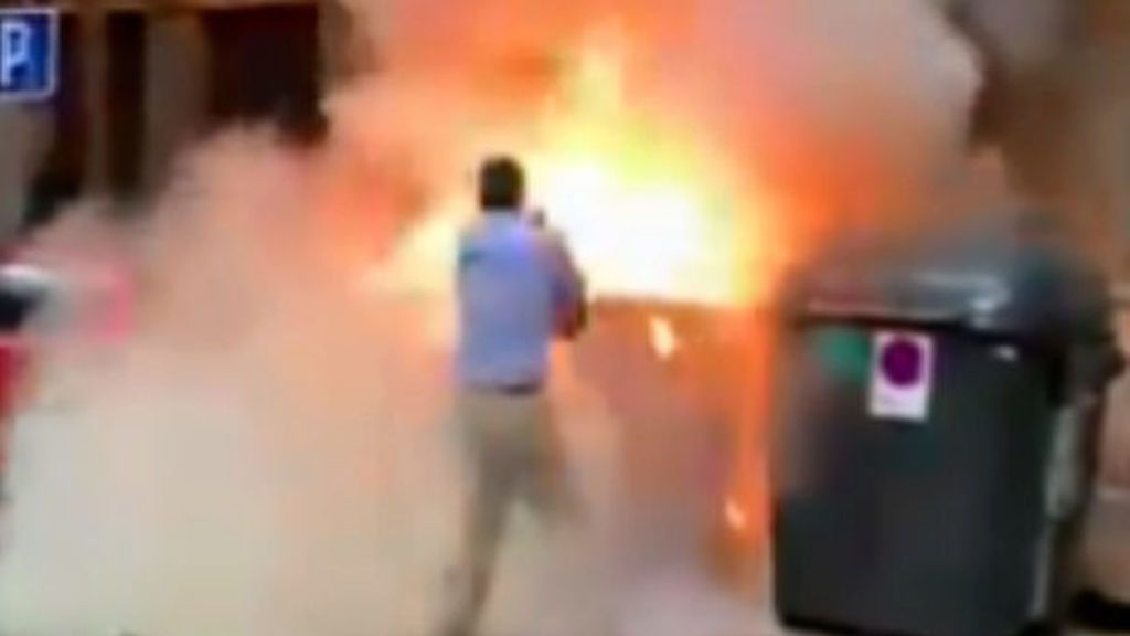 Ortega Smith apaga un contenedor incendiado en la puerta de VOX Ortega Smith apaga un contenedor incendiado en la puerta de VOX