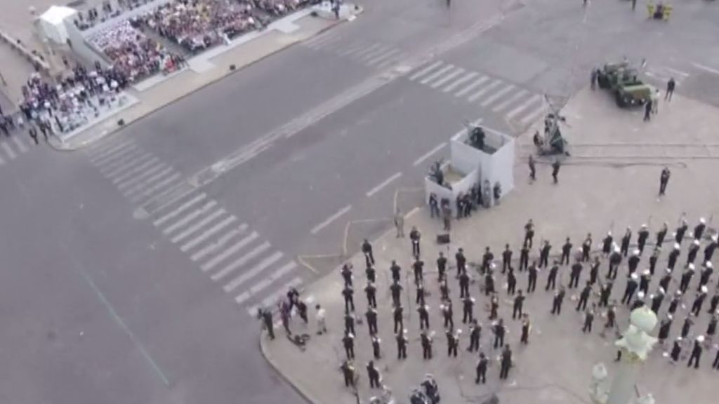 El desfile militar de Francia visto por el 'hombre volador'