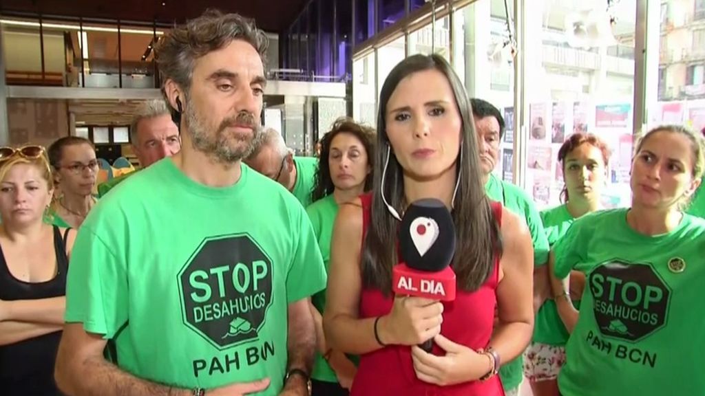 La Plataforma de Afectados por la Hipoteca en Barcelona se pelea en directo con Carlos Cuesta