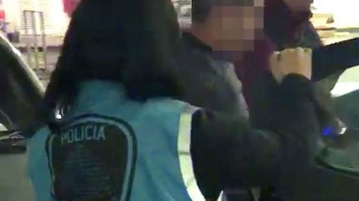 La insólita fuga de un preso: logra huir del coche policial gracias a que los agentes se quedan dormidos