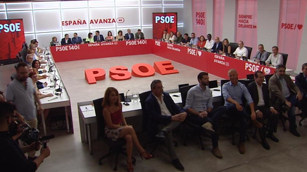 Pablo Iglesias pidió a Pedro Sánchez ser su 'vicepresidente social' y dos ministerios a cambio de su apoyo Pablo Iglesias pidió a Pedro Sánchez ser su 'vicepresidente social' y dos ministerios a cambio de su apoyo