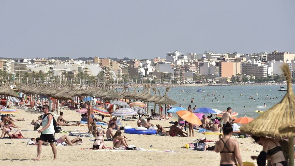 El desmadre turístico en Mallorca continúa: graban a una pareja manteniendo sexo en la terraza de un hotel
